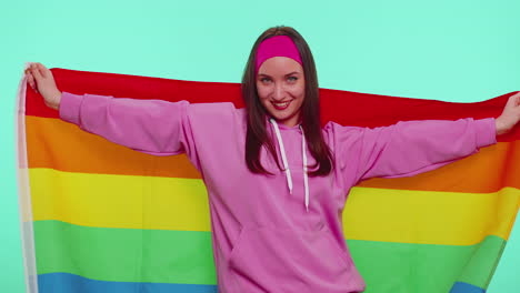 alegre chica linda sonriendo con arco iris bandera lgbt celebrar desfile mostrar tolerancia matrimonios del mismo sexo