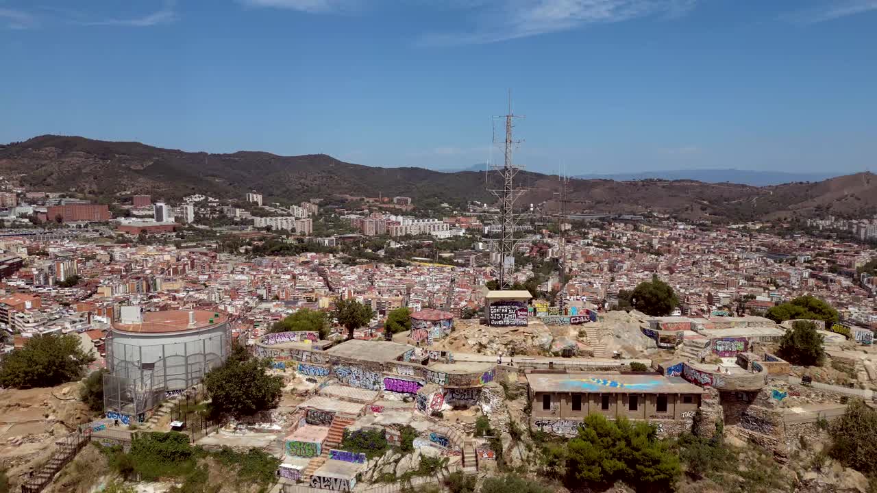 una vista aérea cinematográfica del horizonte de barcelona con un cielo azul en el fondo