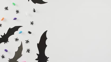 Nahaufnahme-Mehrerer-Halloween-Spielzeuge-Und-Süßigkeiten-Mit-Kopierraum-Auf-Weißem-Hintergrund