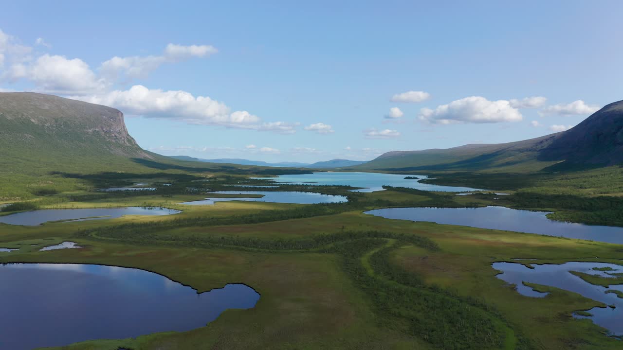 Dronefoto av svensk villmark om sommeren i Skandinavia med skyet himmel.