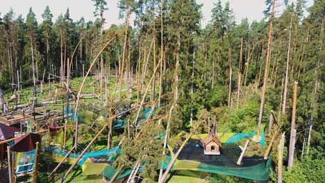 un parque de atracciones en ruinas después de una tormenta