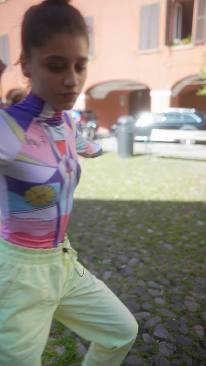 retrato de moda colorido en un jardín italiano