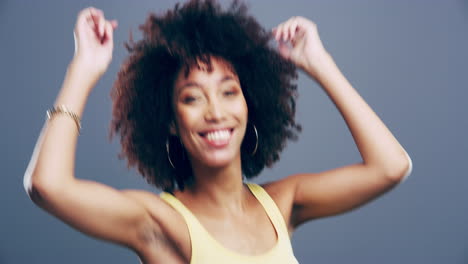 mujer alegre bailando