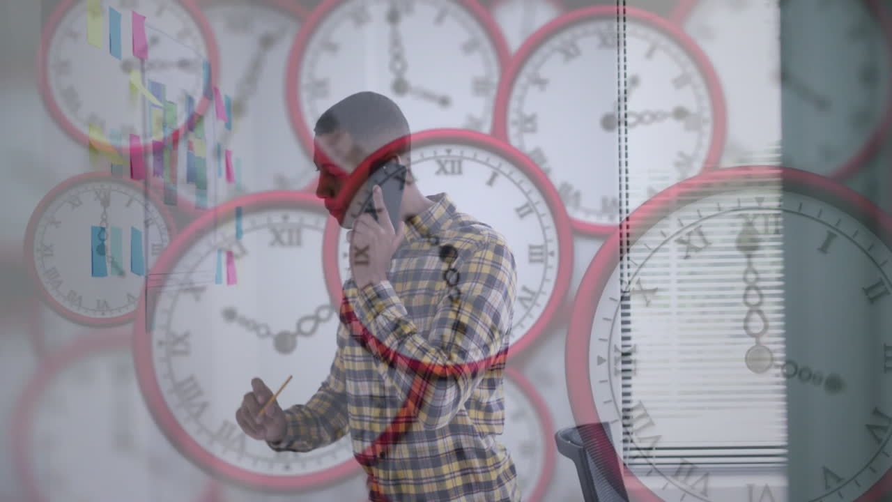 hablando por teléfono y tomando notas, hombre sobre el reloj animación con gráficos coloridos