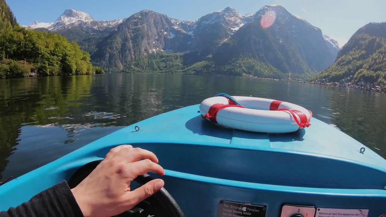 поездка на лодке по озеру с горным пейзажем