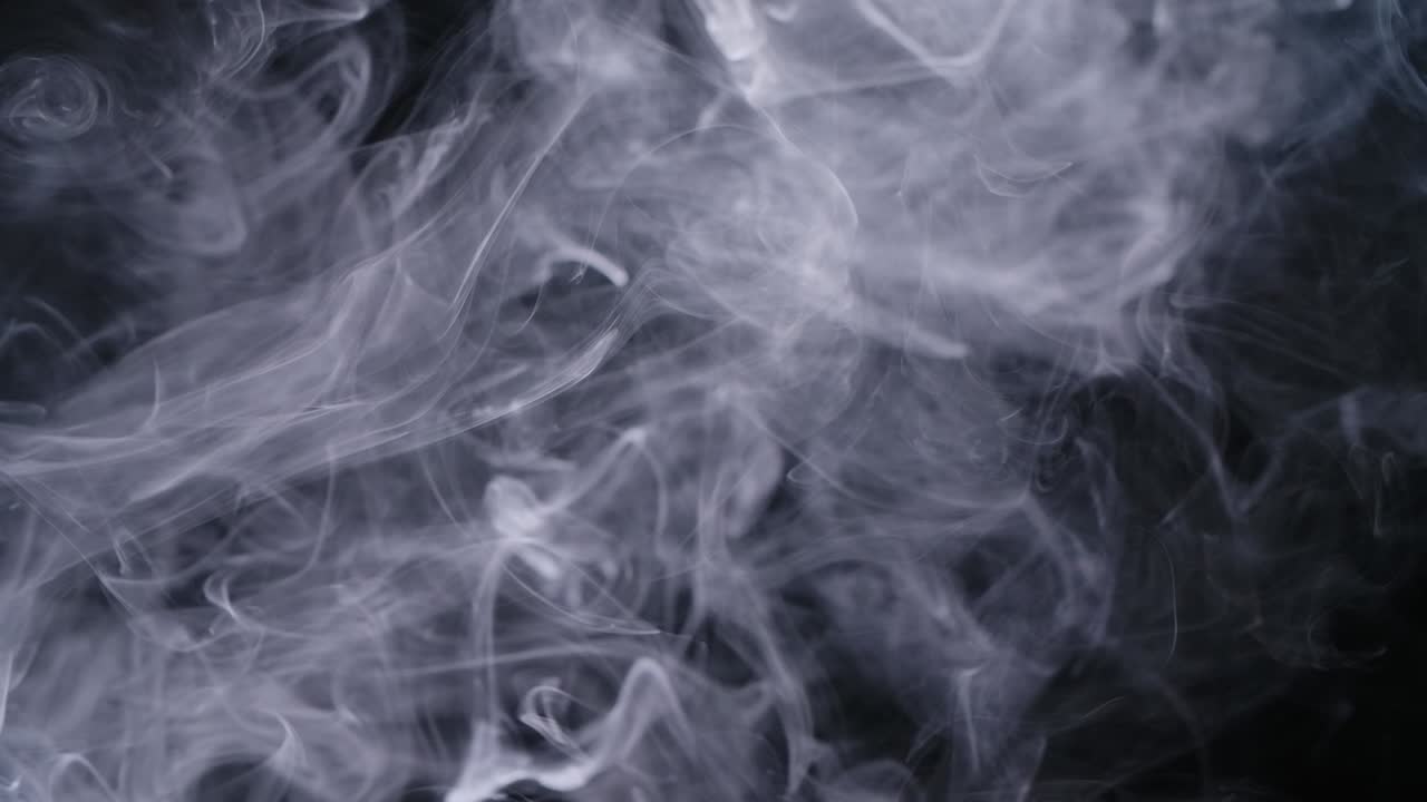 실제  연기가 검은 바탕에 움직입니다.