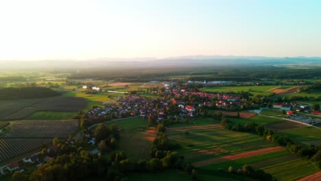 Atemberaubende-4K-Drohnenaufnahmen-Aus-Der-Luft-Von-Kostanjevica-Na-Krki-Im-Goldenen-Abendlicht