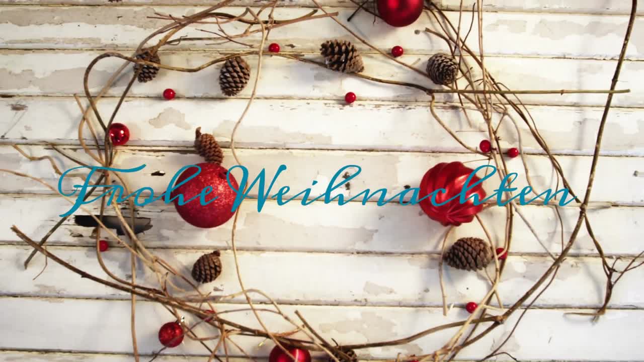 frohe weihnachten написано над рождественскими украшениями