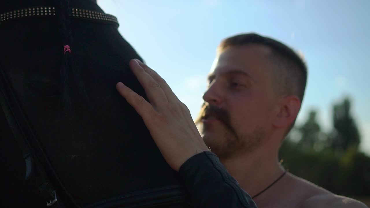 un hombre está cerca de un caballo en un campo 04