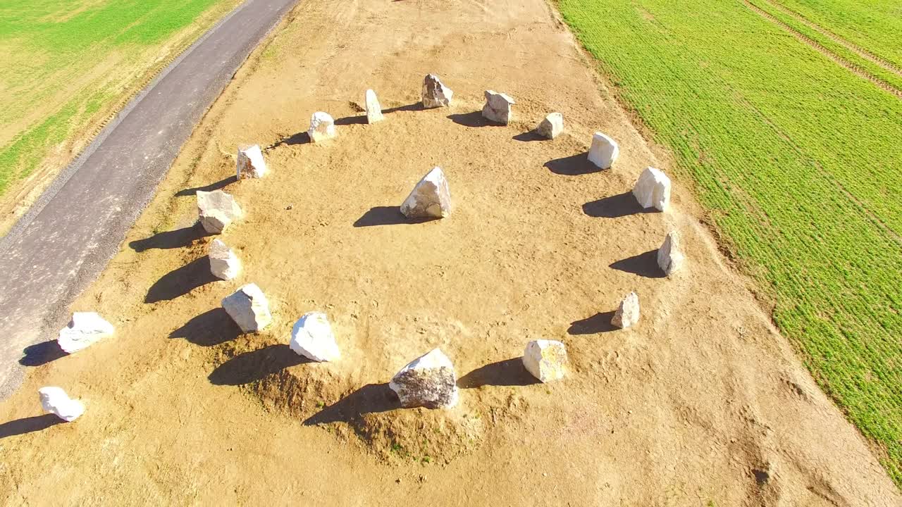 위에서 볼 수 있는 고대 석회로, 필센 근처의 녹색 에 있는 메갈리트 기념비, 체코 공화국.