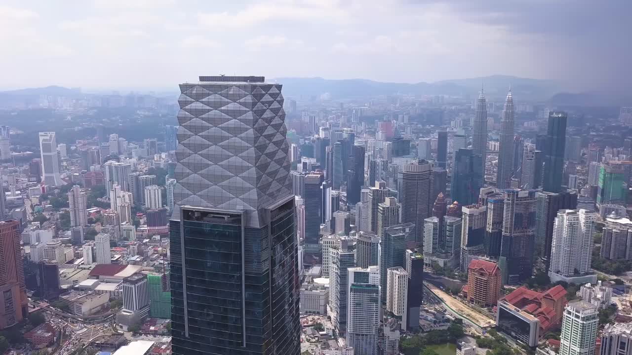 Tomas de dron del horizonte de Kuala Lumpur con rascacielos, Malasia, UHD-3