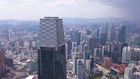 tomas de drones del horizonte de kuala lumpur con rascacielos, malasia, uhd-3