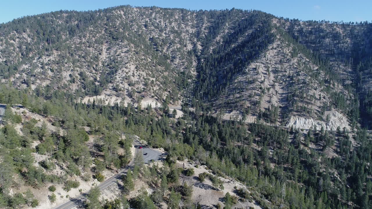 vista aérea de una sinuosa carretera de montaña