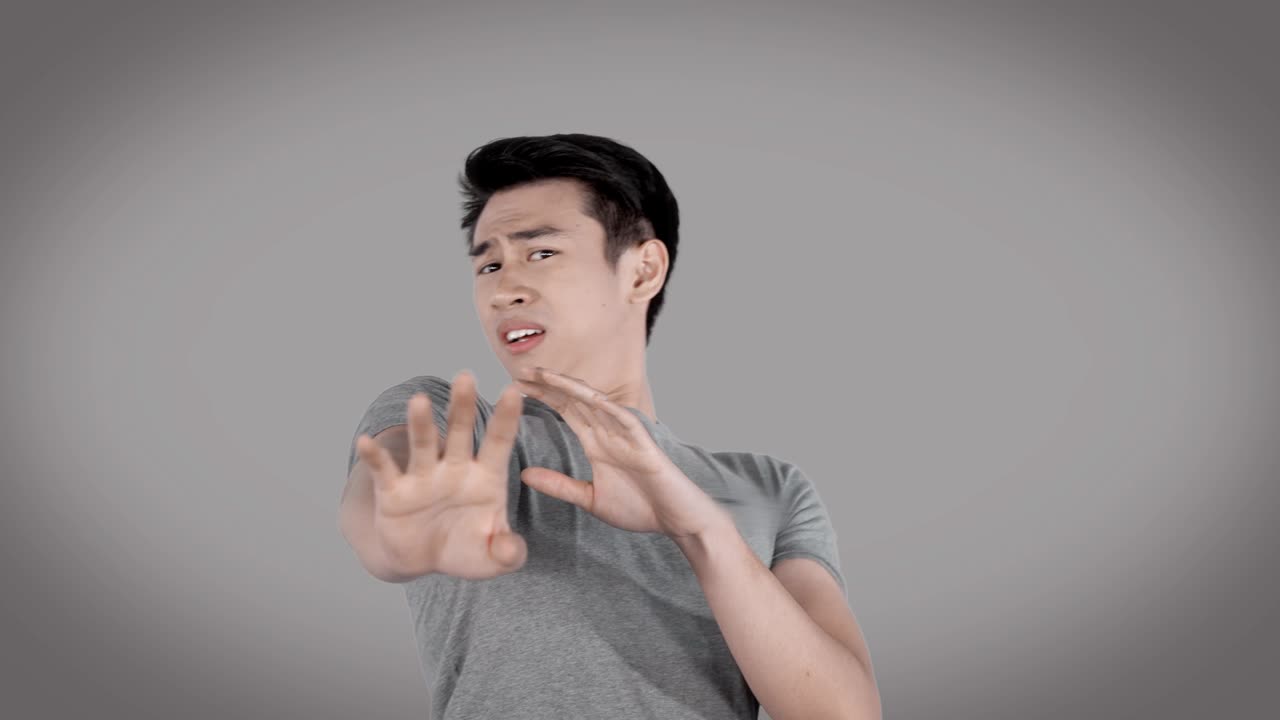 카메라를 바라보는 겁에 질린 젊은 아시아인