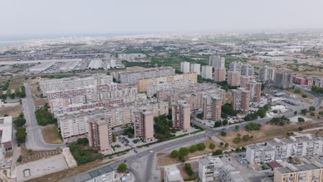 Imágenes-Aéreas-Girando-Alrededor-De-Edificios-De-Apartamentos-En-Los-Suburbios-Fuera-De-Bari,-Italia