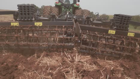 tractor con escarificador de suelo que se prepara para plantar en tierra en el interior de brasil