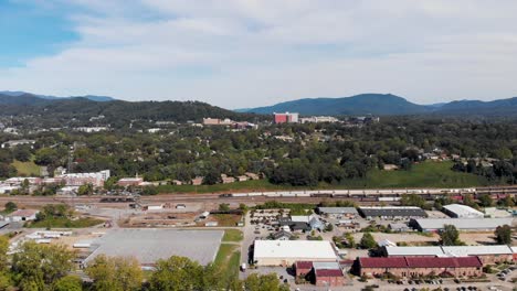 video aéreo de drones de 4k del distrito de artes fluviales de asheville, nc