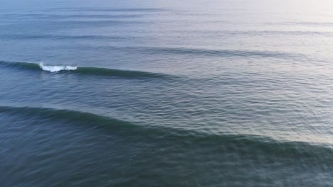 antena: hermosa formación de olas desde aguas profundas hasta aguas poco profundas, onda de barril