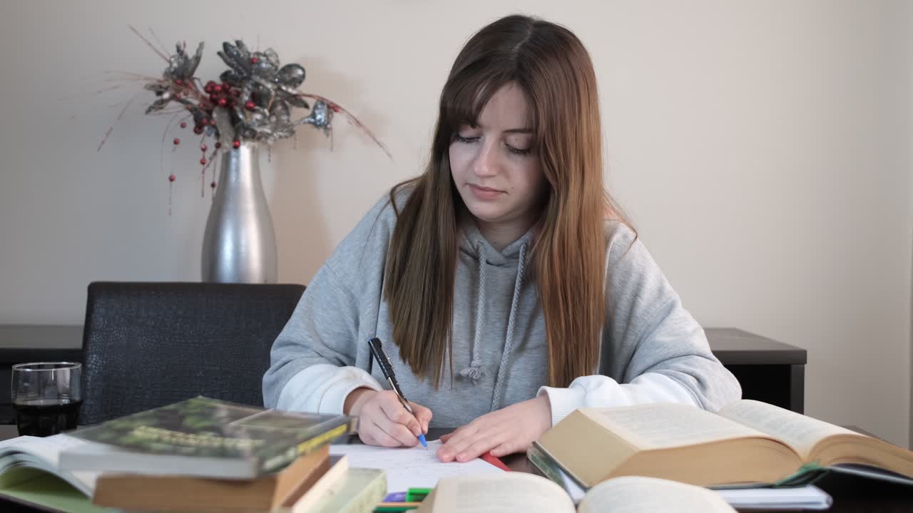 chica aburrida de trabajar