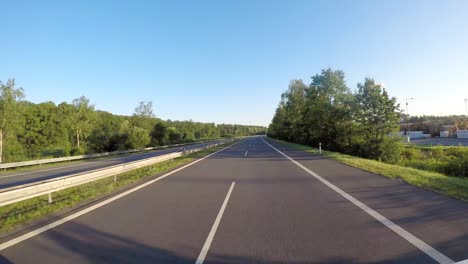 Timelapse-Coche-Conduciendo-Por-La-Autopista