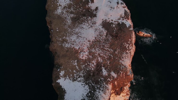 Ripresa zenitale con drone a 60 fps della famosa roccia di Percé a Percé, Québec, Canada.