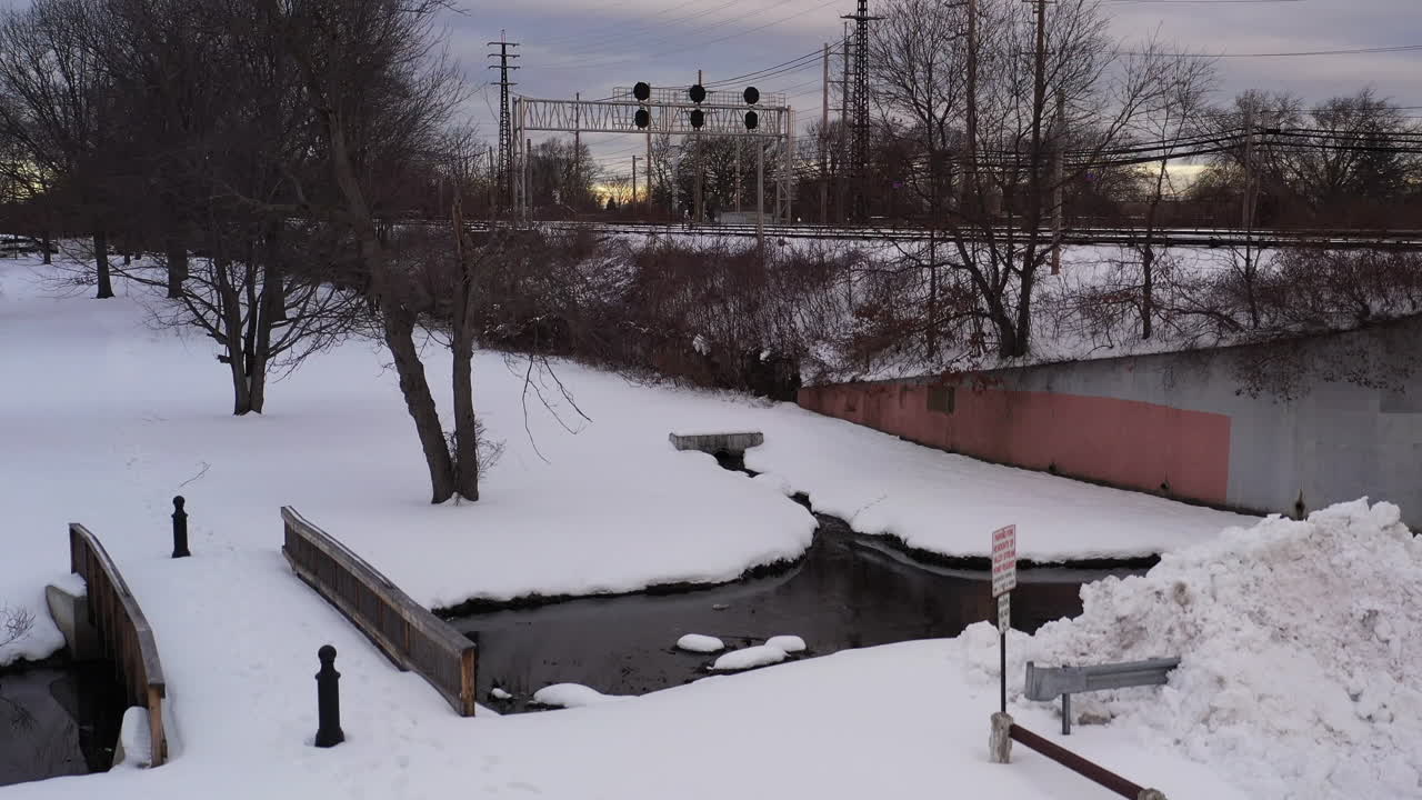 아침에 눈보라가 몰아친 후 기차 선로와 전력선의 공중 전망