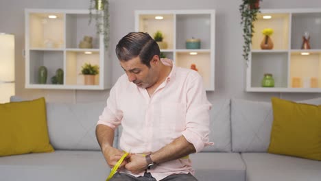el hombre que está satisfecho con su peso.