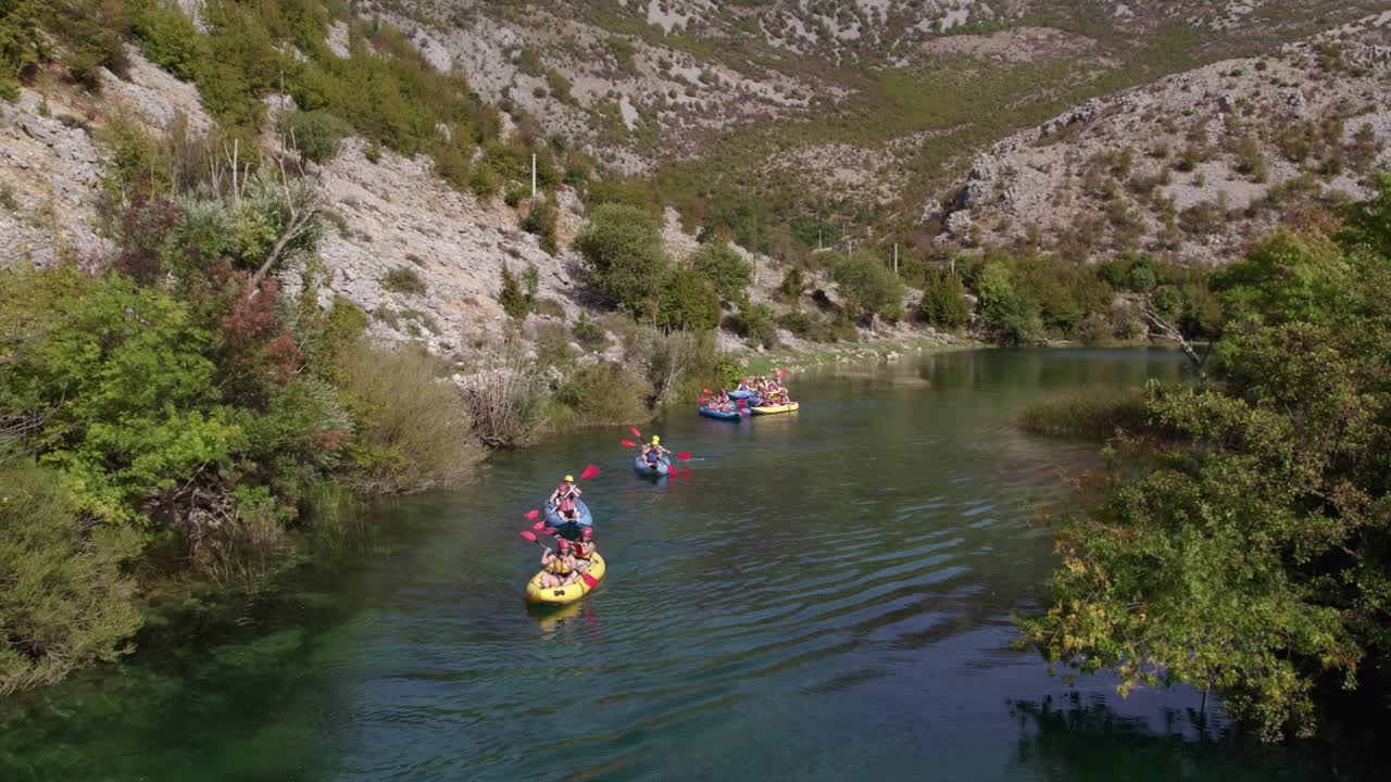 Vista aerea panoramica di kayak sul fiume con cascata, Zrmanja, Croazia