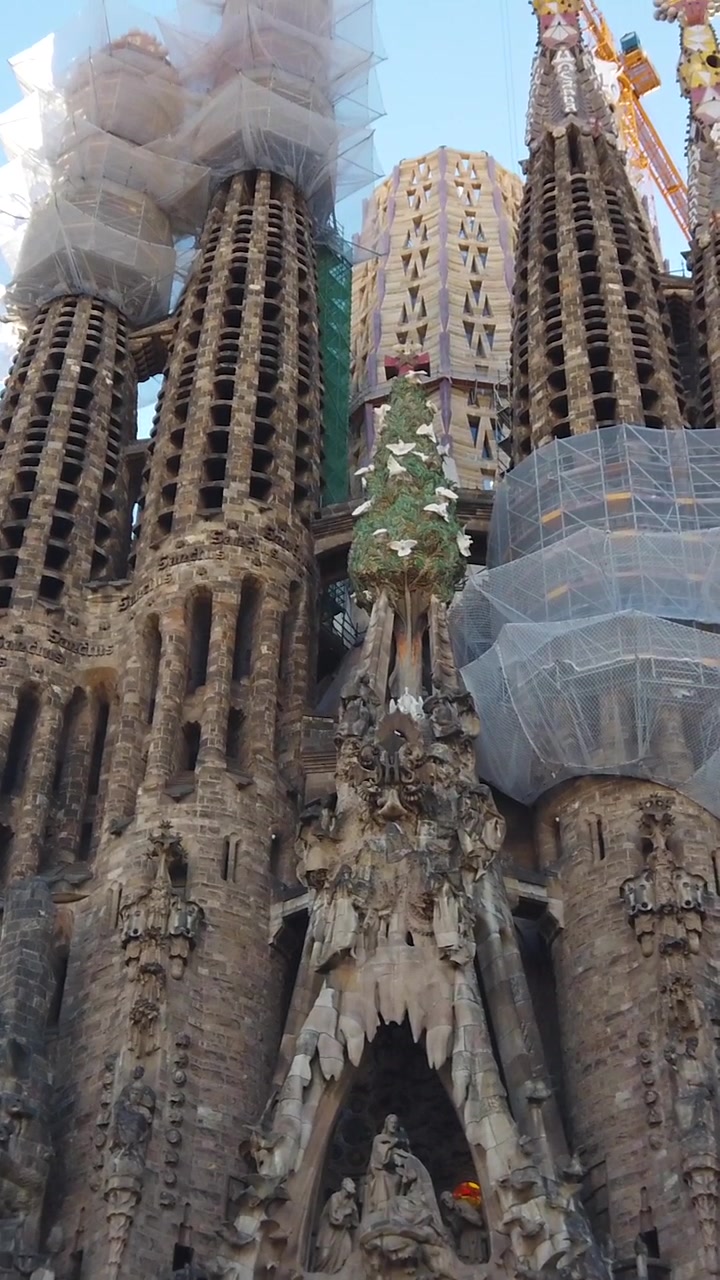 Vista verticale dettagliata della costruzione finale della guglia gotica della Sagrada Familia a Barcellona, Spagna