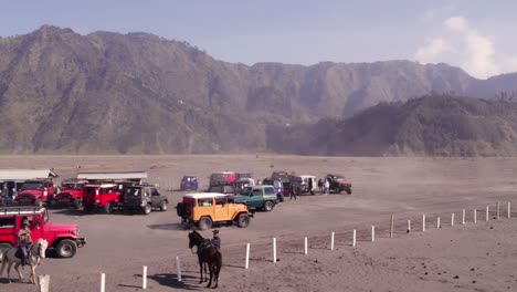 jeep amarillo conduce en el mar de arena en el monte bromo este de java, antena