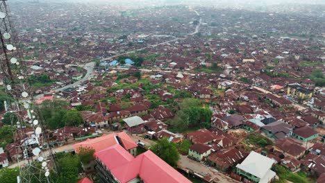 Antena---Toma-Inclinada-Hacia-Adelante-De-La-Metrópolis-De-Ibadan-Con-Techo-Marrón