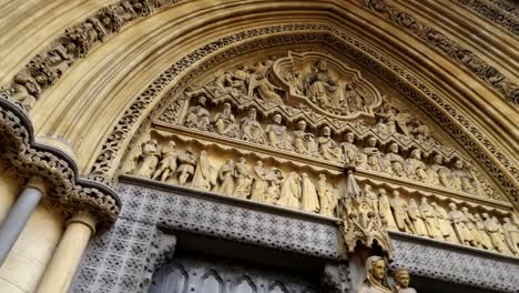 Exterior-facade-shot-of-Westminster-Abbey-main-door,-Saints-sculptures-details