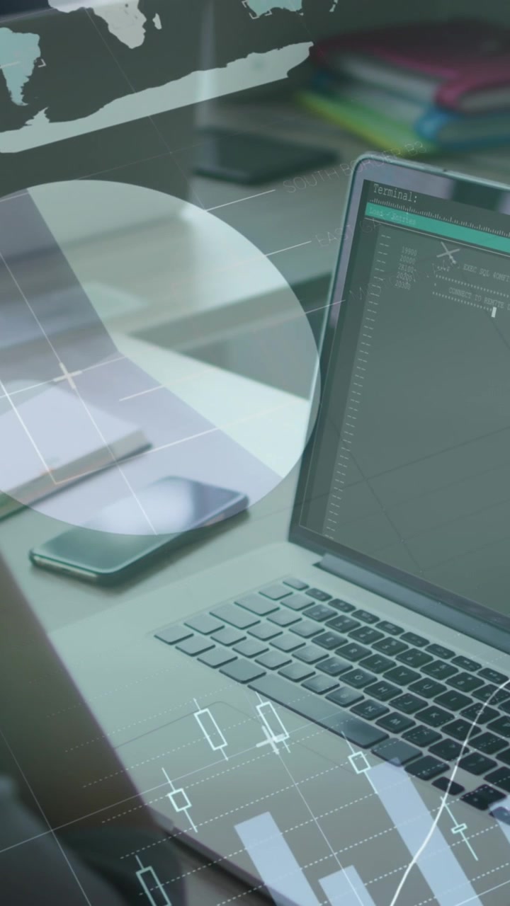 Animazione di interfaccia infografica su donna caucasica che analizza rapporti su laptop in ufficio