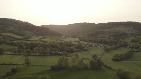 Vuelo-Hacia-Un-Valle-Al-Atardecer