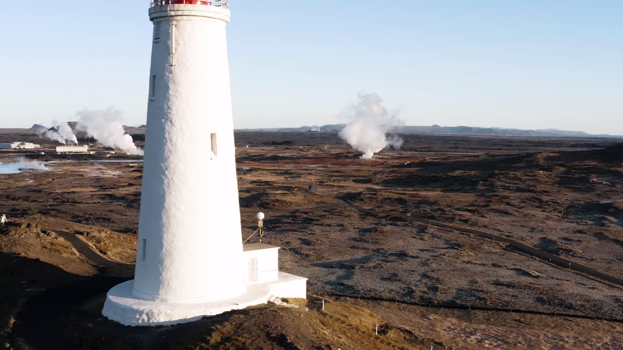 reykjanesviti가 앞에 지나가는 아이슬란드의 gunnuhver 지열 공원