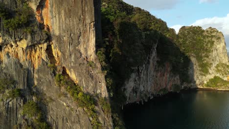 los acantilados de piedra caliza de koh ya noy, las alturas impresionantes y el esplendor natural de los acantilados calizos del mar de andamán cerca de la isla de koh yao con imágenes de video de alta calidad