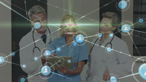 animación de iconos conectados con líneas sobre médicos caucásicos discutiendo sobre tableta digital