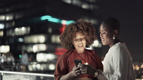 Stadt,-Nacht-Und-Smartphone-Von-Geschäftsfrauen