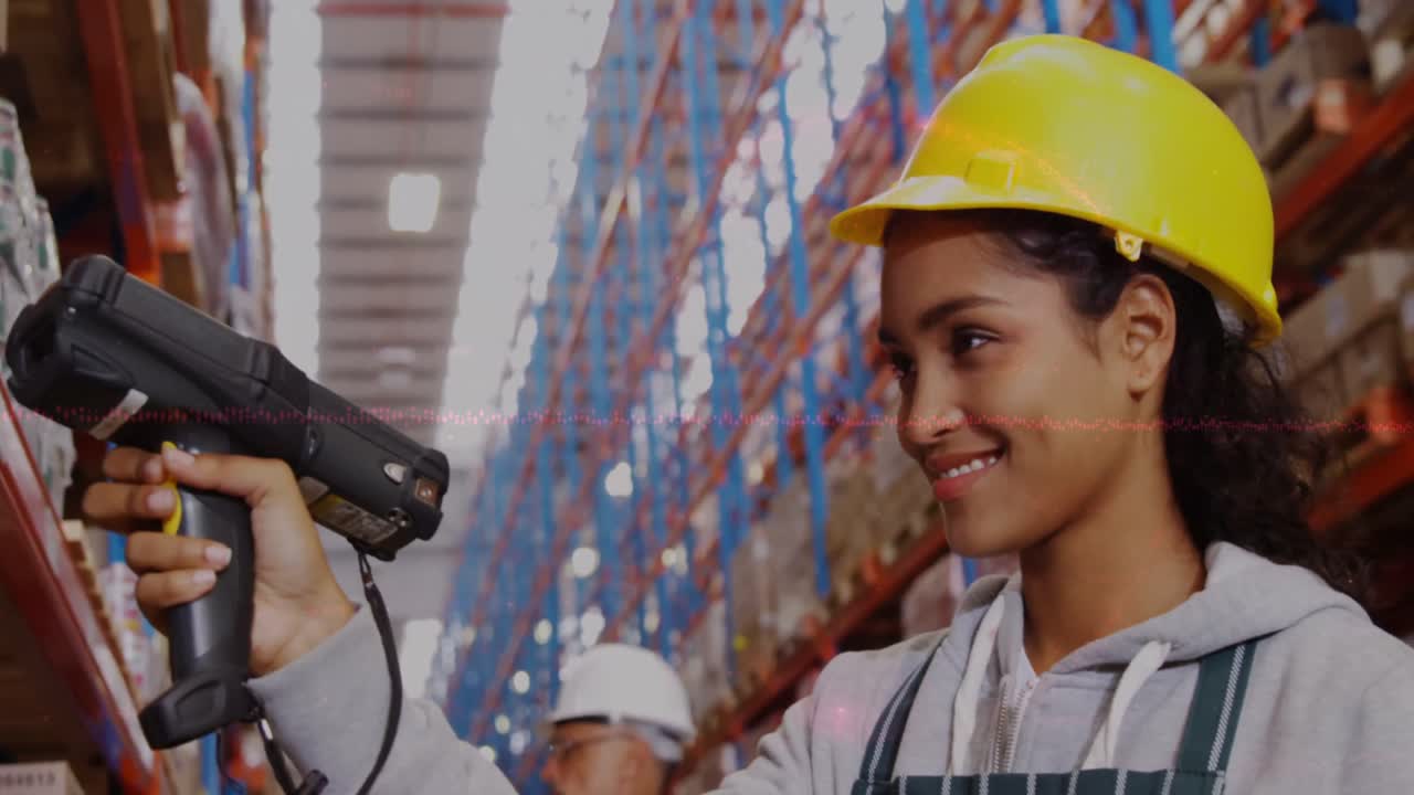 procesamiento de datos sobre el retrato de la trabajadora afroamericana escaneando el stock en el almacén