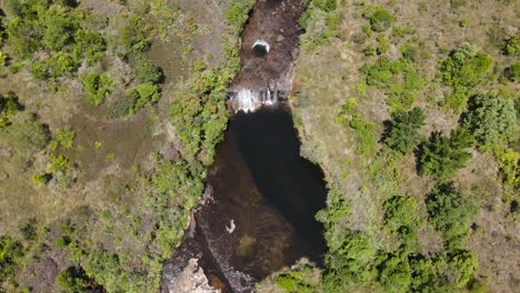 Vista-Aérea-De-Un-Río-Con-Cascadas