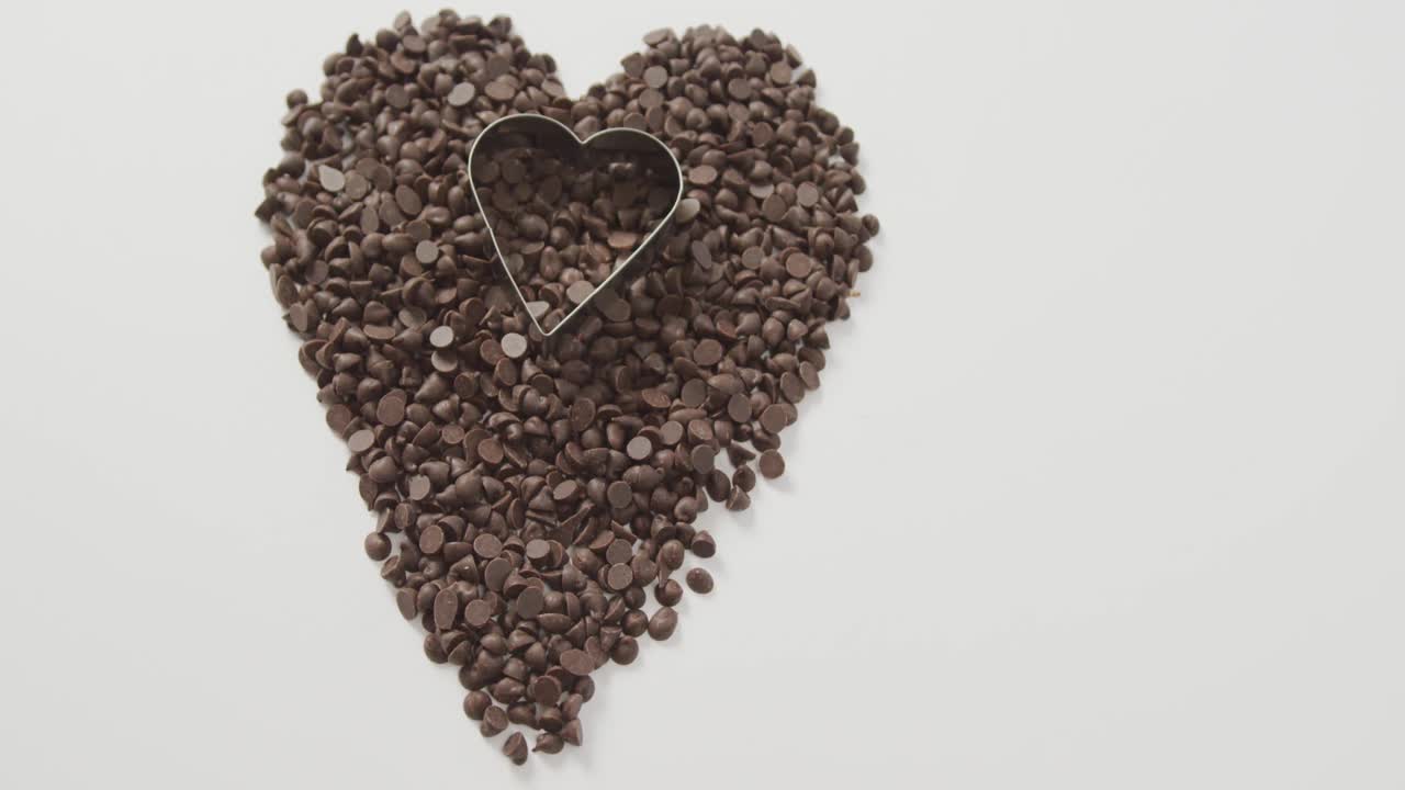 Video di cuore formato da gocce di cioccolato e spazio per il testo su sfondo bianco