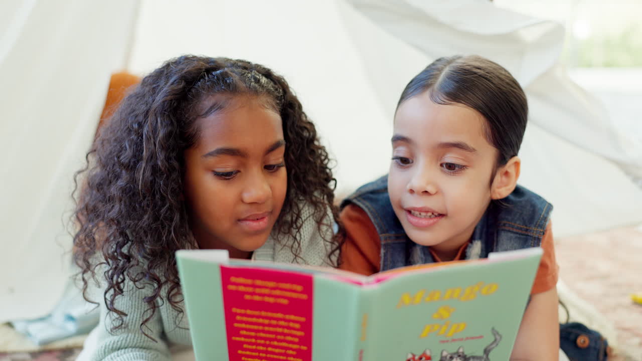 Educazione, lettura e bambini in tenda