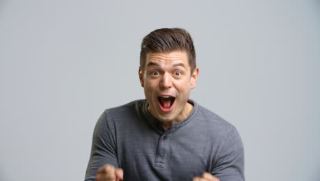 fotografía de estudio de un hombre celebrando fotografía en cámara lenta