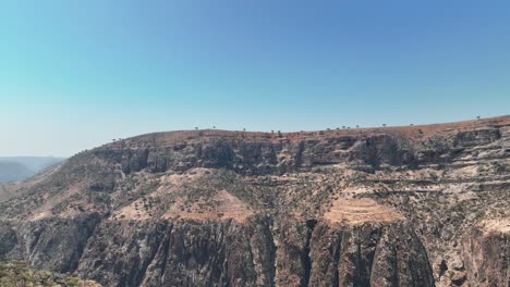 Paisaje-Escénico-En-El-Parque-Nacional-Del-Cañón-Ayhaft-En-Socotra,-Yemen---Toma-Aérea