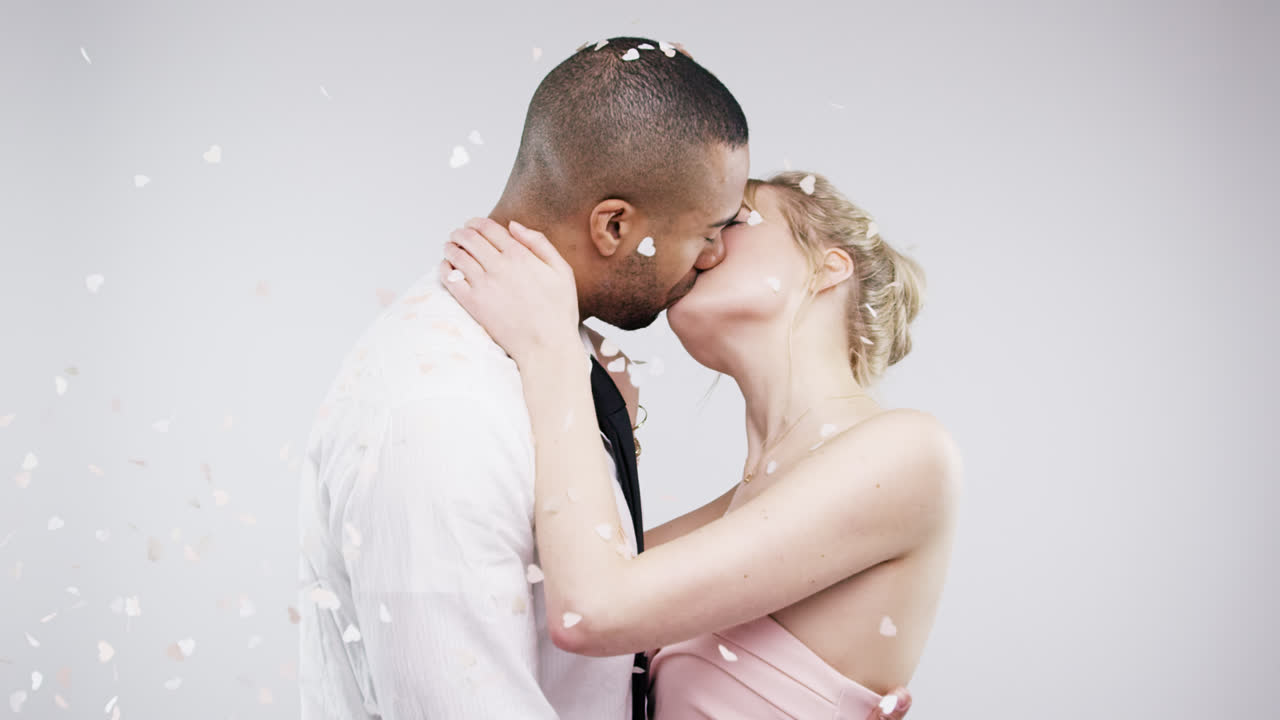 pareja de raza mixta besándose en cámara lenta serie de fotos de bodas de bodas