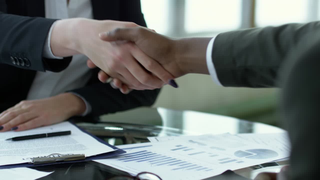 mujer de negocios haciendo un trato con un hombre de negocios