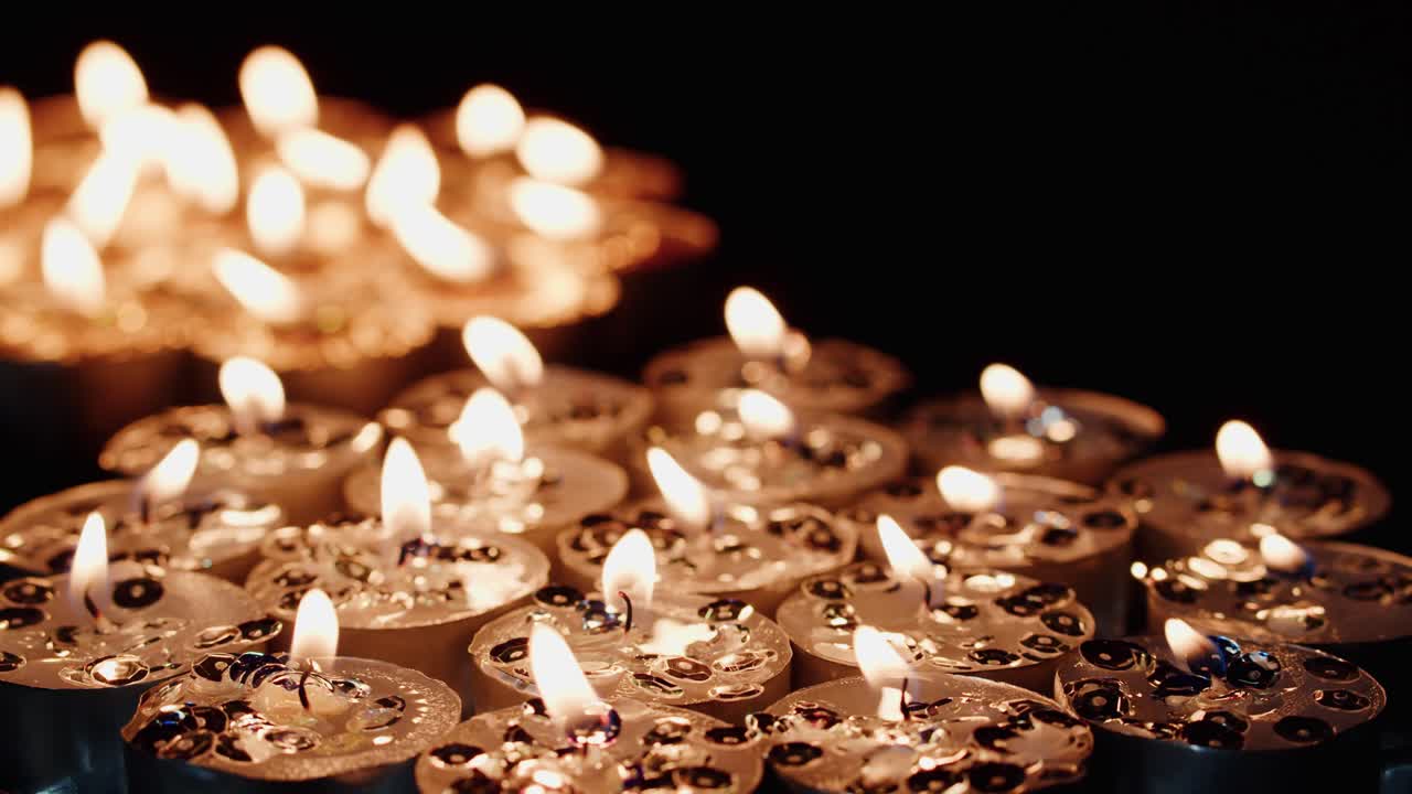 Sfondo di candele luccicanti in tazza da tè, luci giallo oro brillanti per celebrazioni, eventi religiosi, festival e anniversari.