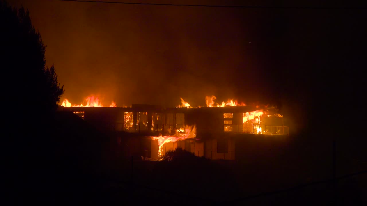 벤추라 카운티 캘리포니아 3에서 2017 토마스 화재 동안 밤에 큰 집 화재