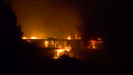 una casa grande se quema por la noche durante el incendio de thomas de 2017 en el condado de ventura, california 3