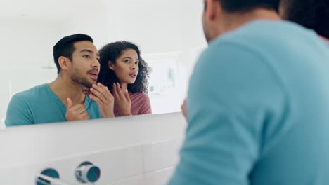 Cuidado-De-La-Piel,-Belleza-Y-Pareja-Joven-En-El-Baño